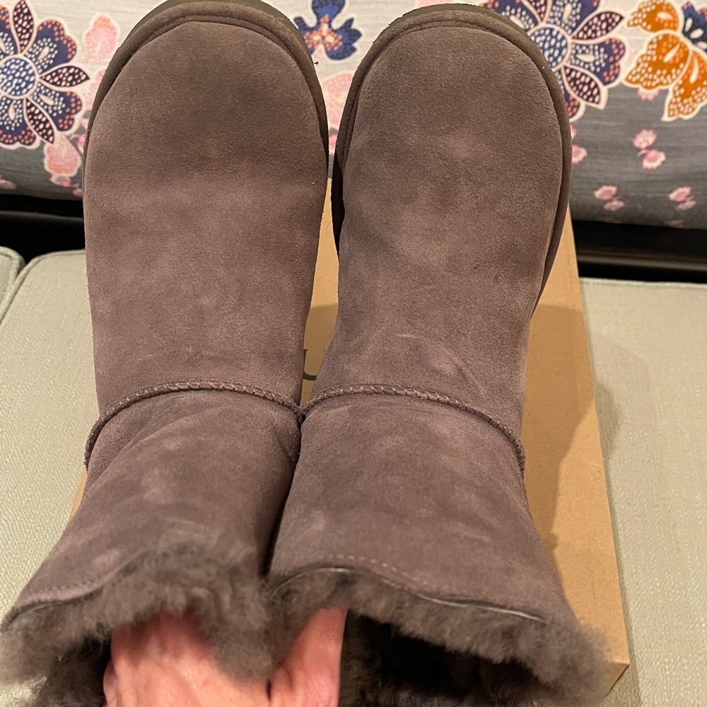 UGGS - Picture 3 of 7